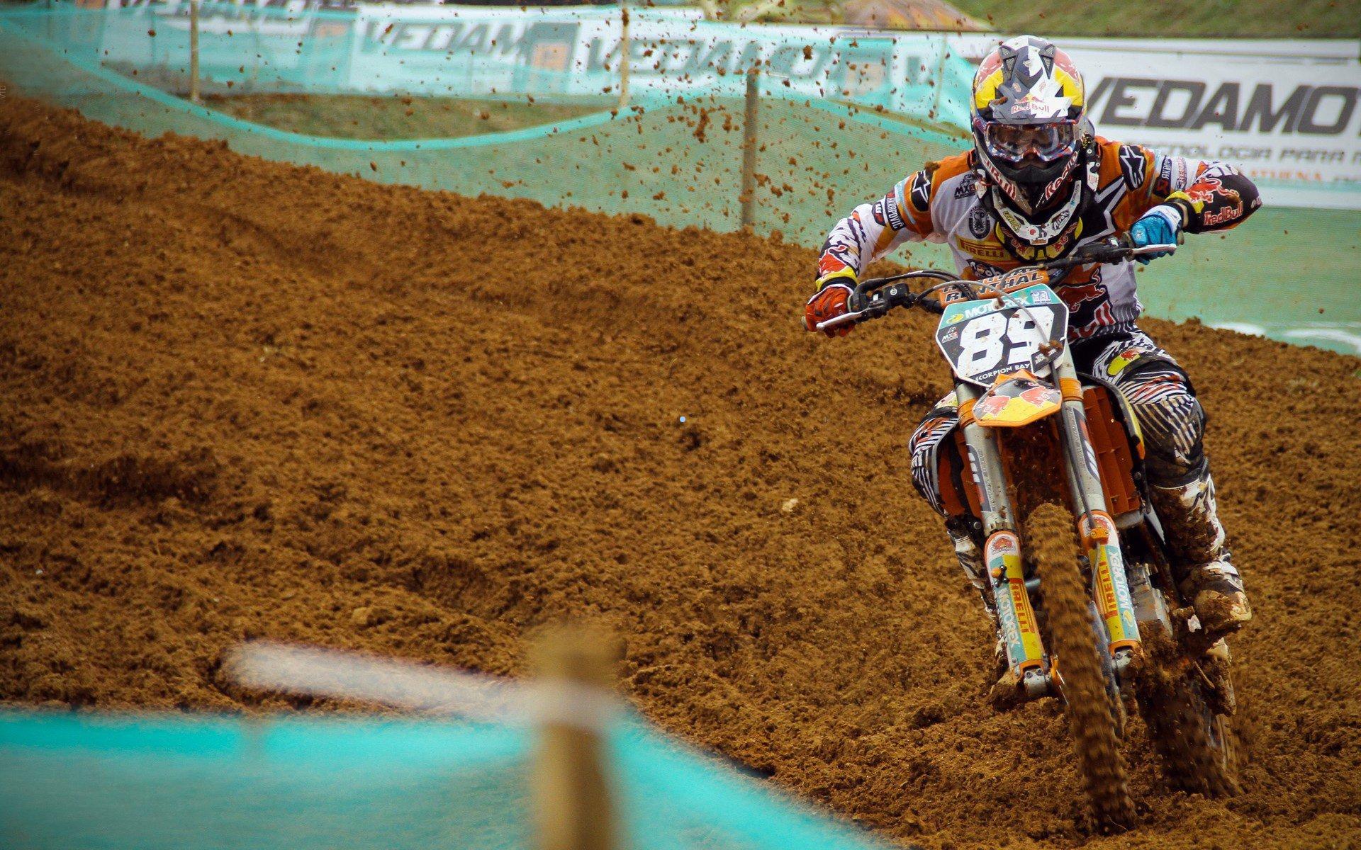 国足半决赛前瞻，岛民明晚4小时大直播，老董畅聊夺冠前景